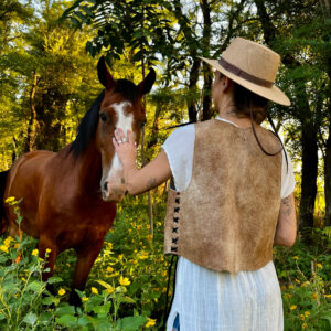 Chaleco de Cuero con Pelo Artesanal - Línea Huella